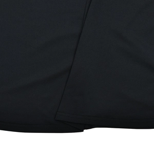 Gros plan détaillé sur la texture du tissu noir et les coutures de l'ourlet de la robe