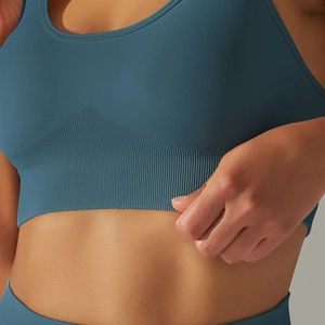 Vue détaillée de l'ourlet élastique sans couture de la brassière de sport