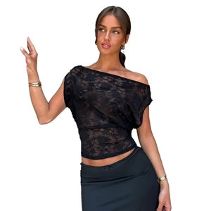 Haut élégant en dentelle noire avec manches chauve-souris et épaules dénudées sexy