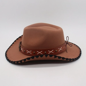 Detalle de sombrero vaquero de fieltro marrón con banda de cuero y costuras en X