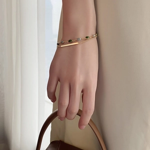 Bracelet double chaîne vintage plaqué or avec perles ovales vertes et grises pour femme