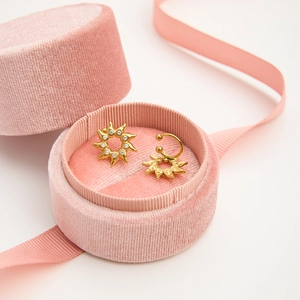 Boucles d'oreilles soleil dorées 18K avec strass dans un coffret cadeau en velours rose