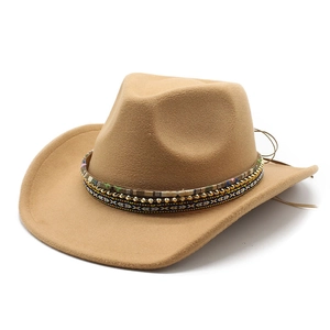 Détail d'un chapeau de cow-boy camel avec des bandes perlées et à carreaux bohèmes