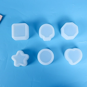 Dettaglio di sei stampi in silicone per vasi da fiori succulenti e piatti in resina fai-da-te