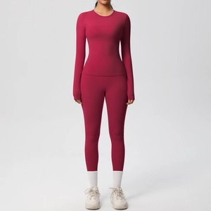 Dettaglio del set yoga rosa scuro spazzolato con maglia a maniche lunghe e leggings