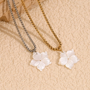 Elegante Halsketten mit 18K Gold- und Silberauflage und Muschelblumen-Anhängern auf Boxketten