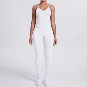 Detail von weißem Halter-V-Ausschnitt Sport-Top und hoher Yoga-Leggings am Model