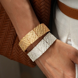 Bracelets larges en métal texturé doré et argenté avec motifs de roche en relief chic