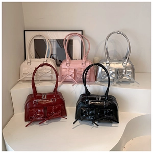 Collection de sacs à bandoulière en cuir brillant avec nœuds et deux poches avant