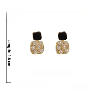 Detail of square pearl earrings with size 1.8x1.4cm and material specs for jewelry