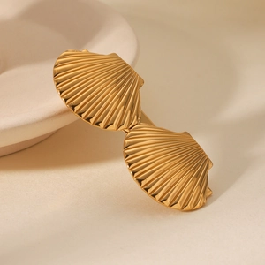 Vue détaillée d'une pince à cheveux en forme de coquillage plaquée or 18 carats