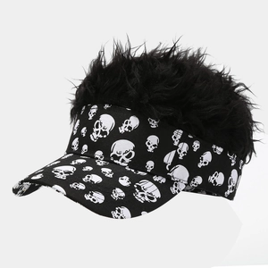 Détail de la visière noire avec motif tête de mort et postiche noir synthétique attaché