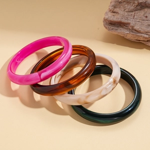 Ensemble de quatre joncs minimalistes en résine acrylique aux textures marbrées colorées