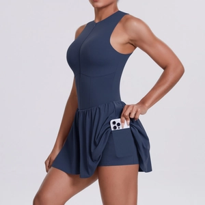 Dettaglio della funzionale tasca per telefono sui pantaloncini della vestito da tennis blu