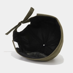 Bonnet docker rétro vert armée avec broderie d'avion et sangle réglable, vue intérieure