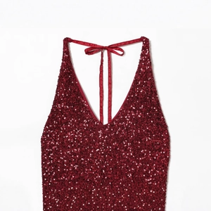 Fashionable wine red sequin V-neck dress with high-density metallic finish and halter neck tie