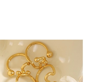 Macro d'oreillettes et de bagues ondulées plaquées or 18 carats avec billes