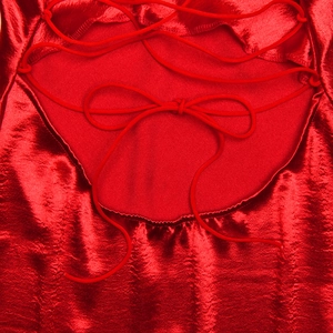 Détail de la robe en satin rouge avec un laçage élégant au dos et une texture soyeuse