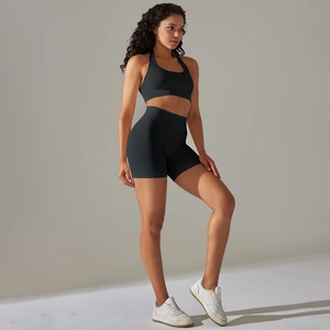 Dettaglio di un set reggiseno sportivo all'americana e pantaloncini in maglia nera