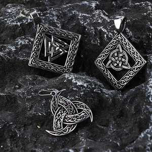 Pendentifs Viking en acier poli avec Valknut et corne d'Odin sur fond de roche noire