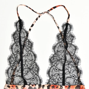 Detail von schwarzer Wimpernspitze und Leopardenmuster auf sexy Kleid mit tiefem V-Ausschnitt