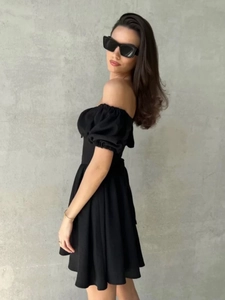 Schickes schwarzes schulterfreies Minikleid mit Puffärmeln und Taillenzug für den Sommer
