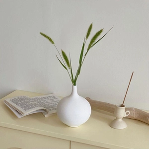Detailansicht einer weißen Keramikvase mit horizontaler Rippenstruktur und mattem Finish