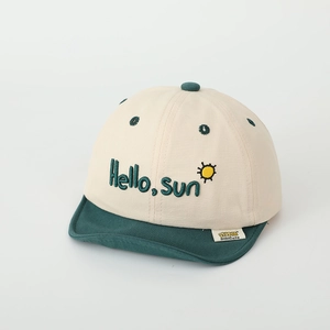 Détail de la broderie 'Hello, sun' et du motif de soleil sur la casquette pour bébé