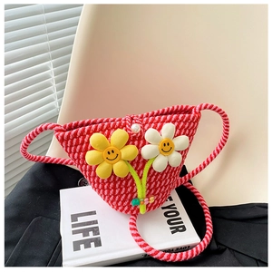Detail der rot-rosa geflochtenen Strohtasche für Kinder mit süßen Smiley-Blumen-Details