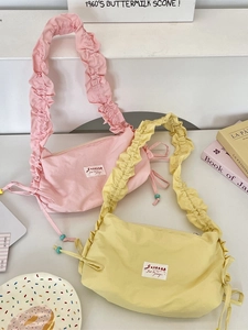 Borse a spalla a pieghe in tela gialla e rosa con dettagli di coulisse alla moda