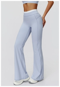 Détail du pantalon de yoga évasé bleu clair avec taille haute contrastée à côtes blanches
