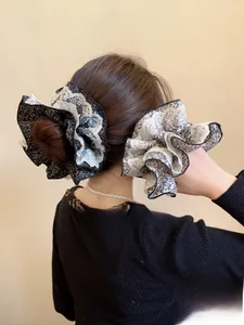 Gros plan d'un grand chouchou floral en dentelle avec détails de tissus multicouches