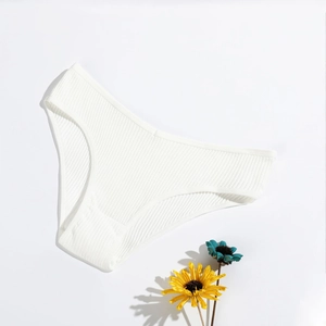 Dettaglio della trama in cotone a coste bianche di uno slip da donna traspirante