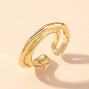 Nahaufnahme eines doppellagigen goldenen Rings mit Wellenform und poliertem Finish