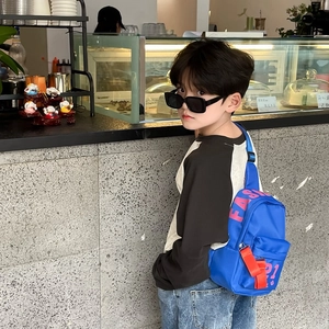 Sac de poitrine bleu pour enfants avec sangle orange et inscription FAS 21 pour garçons