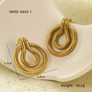 Detail showing dimensions and weight of 18K gold plated striped spiral hoop earrings