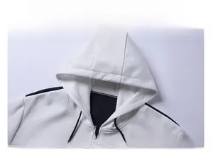Dettaglio di felpa bianca con coulisse nere e trama del tessuto a maglia con micro griglia