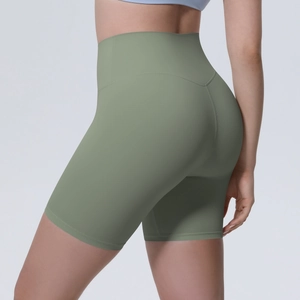 Détail du short de yoga vert olive à taille haute avec couture en V pour l'effet fessier