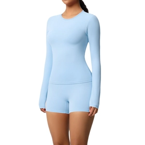Ensemble de yoga deux pièces bleu clair avec haut à manches longues et short moulant