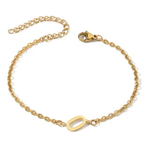 Detail eines 18K vergoldeten Buchstabe-O-Armbands mit Karabinerverschluss und Kette