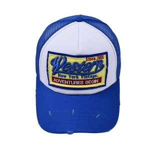 Detailansicht der Vintage Western Trucker Cap mit Mesh und abgenutztem Schirm