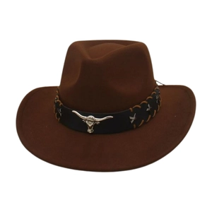 Détail d'un chapeau en laine marron foncé avec bande en cuir et ornement tête de taureau