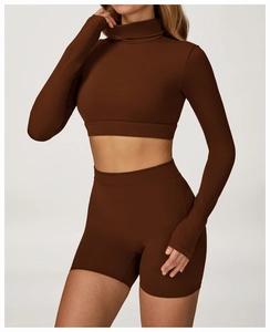 Détails de l'ensemble de yoga marron foncé avec passe-pouces et short à taille haute