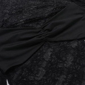 Détail macro des coutures en dentelle noire et de la texture du tissu sur un haut pour femme