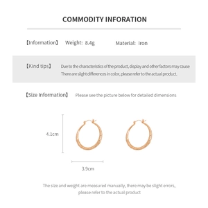 Detailed size guide for gold striped hoop earrings showing dimensions and weight