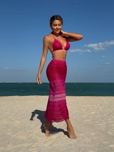 Dettaglio della trama all'uncinetto del set bikini rosa sfumato e gonna lunga