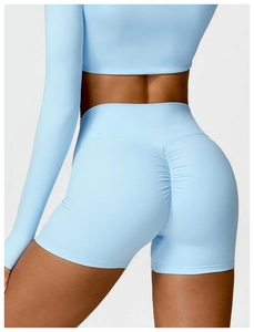 Gros plan du short de yoga bleu clair à taille haute avec détails scrunch fessier