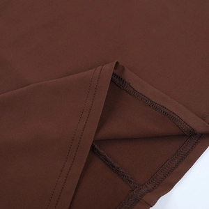 Gros plan détaillé des coutures et de la texture du tissu en maille marron foncé