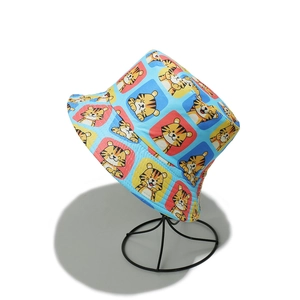 Détail du chapeau bob bleu avec imprimés de tigres de dessins animés sur un support