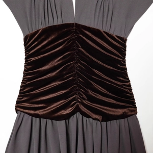 Nauwsluitende geplooide mesh patchwork jurk in antracietgrijs en diepbruin fluweel